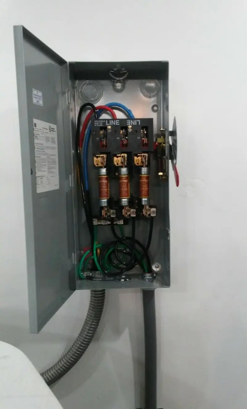 Three-phase disconnect switch installed for Smoke Detector Installation in East Liverpool